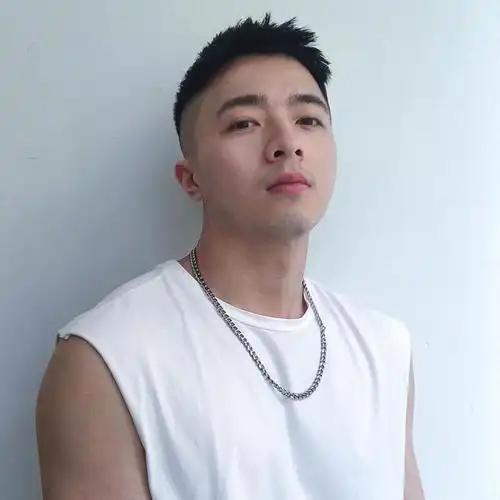 男生"两边剃光,中间留长"的发型,这4款很帅气,不要剪错了