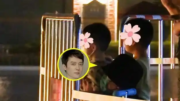 冯绍峰带儿子看灯光秀4岁想想像妈妈牵手爸爸保姆像一家三口