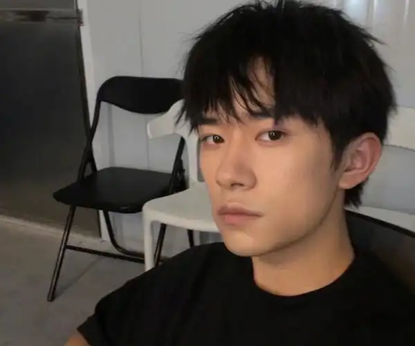 易烊千玺晒开博八周年自拍怼脸拍帅出新高粉丝的评论太暖心了