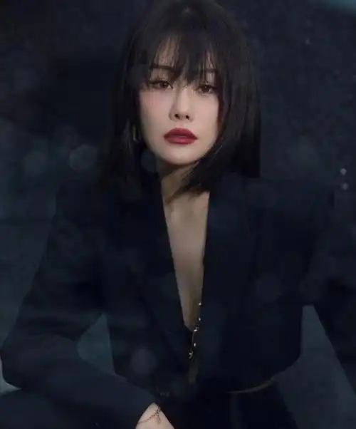 从图片中可以看出 袁娅维 身穿黑色 西服 ,秀小蛮腰,傲人胸围也抢镜