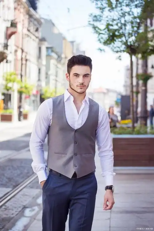 穿衣打扮是一个人给他人留下第一印象的关键之一,因此男士成熟穿着