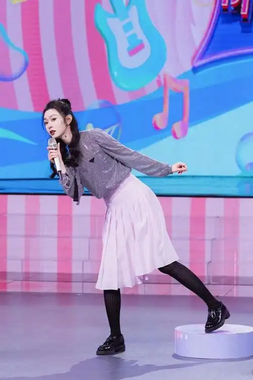 宋轶新造型美到不敢认,衬衣配百褶裙少女感爆棚,职场女性别错过|打底