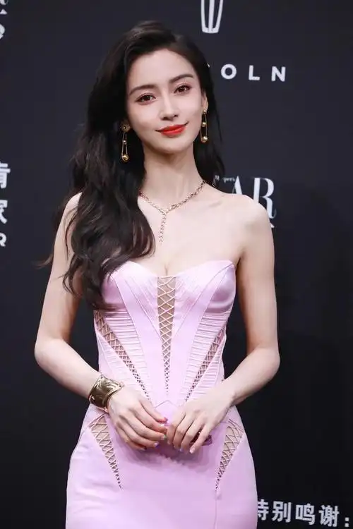 时尚芭莎红毯:赵丽颖的背,杨颖的腿,热巴的锁骨,杨紫的嘴