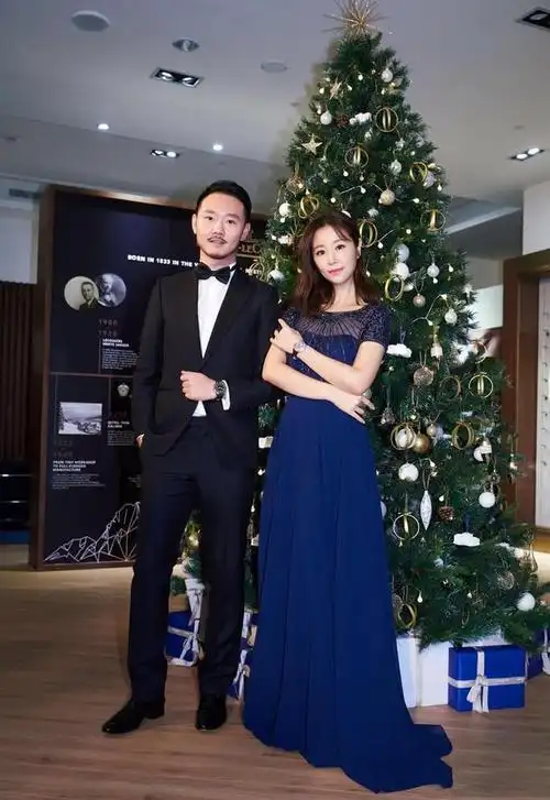 当林心如和许晴同穿星空裙才知扮嫩有多吃亏一个贵妇一个丫鬟