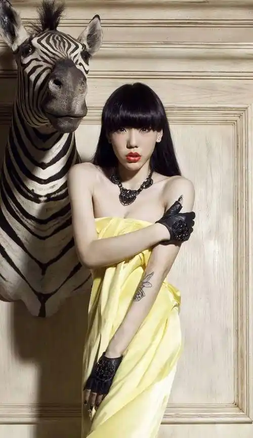 原创代言费曾高达上亿的吴莫愁现在如何挣钱表演求生不出众就出局