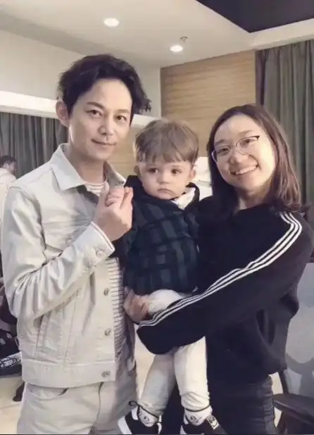 小baby闯入快本后台,吴昕叉腰何炅喂食,谢娜的反应却不像孩子她妈