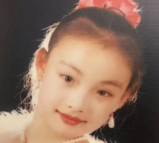 景甜罕见童年照曝光,在合照里气质拔尖,网友:难怪她能演司藤_小时候