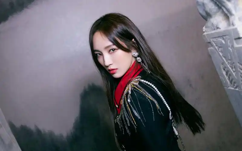 孟佳酷黑靓丽写真桌面壁纸