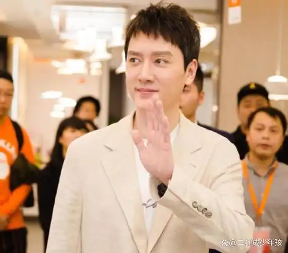 坐着同一辆车离开,和谐的模样被不少网友误会成冯绍峰跟赵丽颖复合了