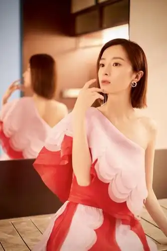 胡冰卿迷人写真1080x2280分辨率查看