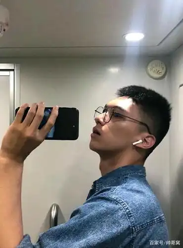 戴眼镜的运动小哥哥,可爱帅气的自拍照和穿衣风格与众不同相媲美