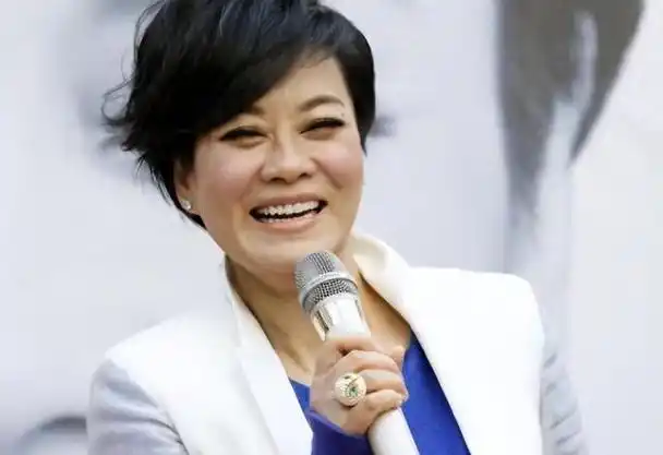 毛阿敏近照:素颜憔悴,与百亿隐形富老公恩爱多年,女儿美炸了