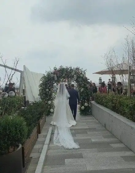 主持人朱珠北京低调办婚礼知情人称老公是圈外人