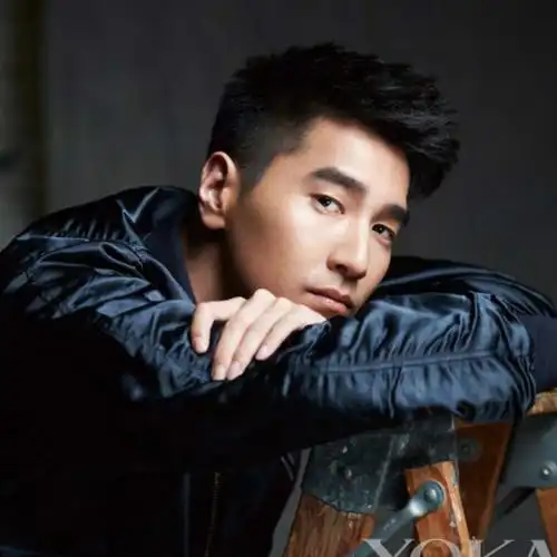 赵又廷帅气短发 让路人的你星味十足