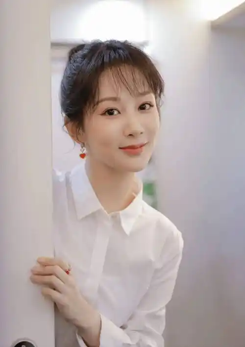 女星杨紫清凉写真清新明丽俏皮可爱