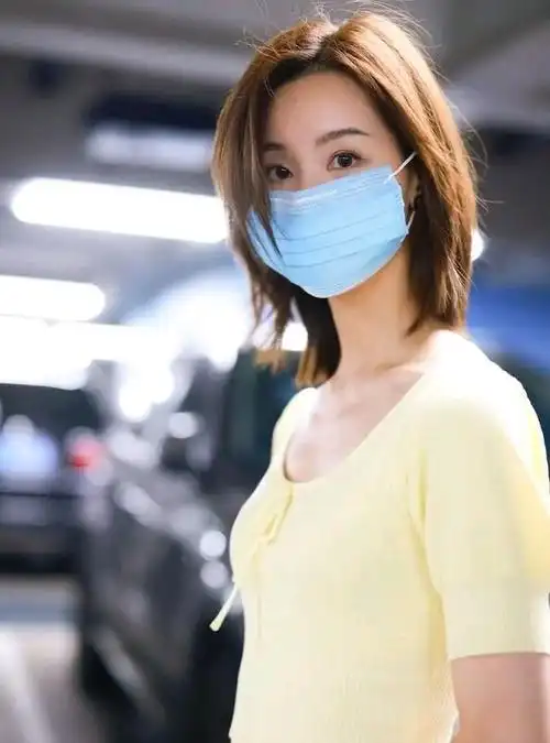 陈都灵调皮的露脐装,走路都这么可爱!