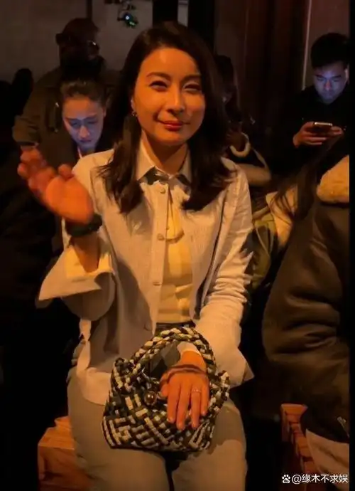 42岁郭晶晶拿下新代言拎3万包包却不会用表情尴尬太紧张