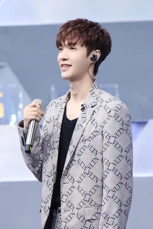 张艺兴变回刘海卷发,还是这个发型适合他,"小绵羊"又回来了!