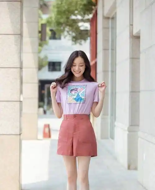 倪妮最新时尚大片,复古套装搭配波西米亚卷发,高级感十足_衬衫_白色