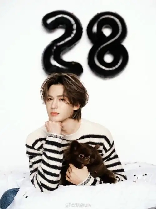 祝@theo-朱正廷28岁生日快乐新的一岁希望小朱可爱一如既往,万事尽可