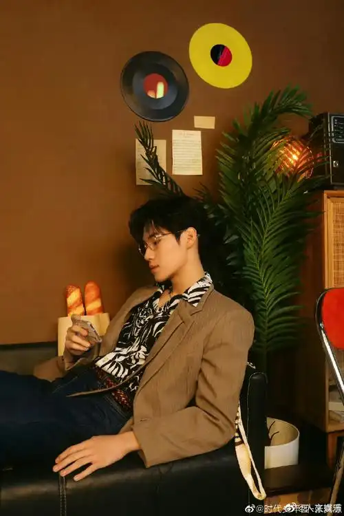 张真源眼下痣#张真源眼下痣有一种霸道总裁男主的感觉,棕色条纹西鞍