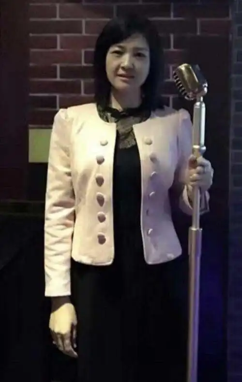 许凯妈妈近照流出惊艳众人,母子俩相似度超高,基因太过强大?_孩子