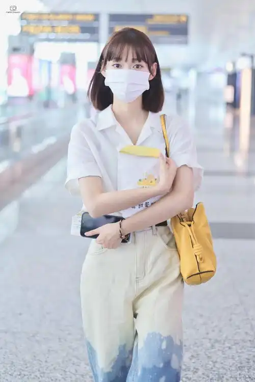 21 段奥娟】段奥娟今日机场私服分享,亚麻短袖衬衫搭配渐变渲染色牛仔