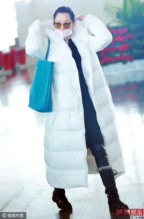 许晴裹成"大白" 口罩遮面难掩失神模样
