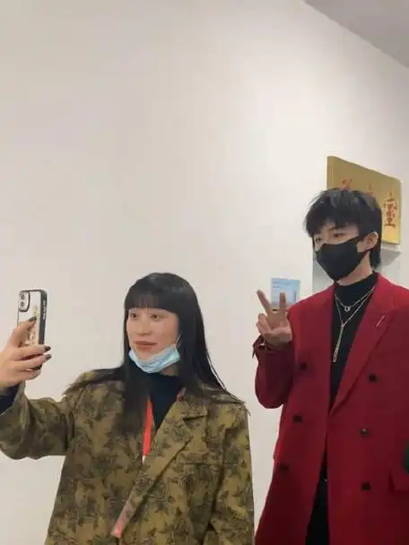 刘宇宁央视春晚后台视频一下子三个姐妹围着拍他好配合