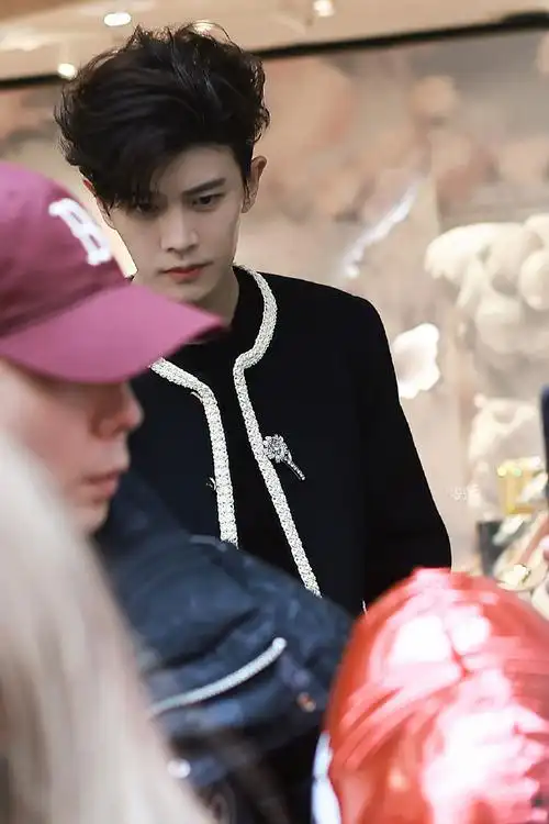 任嘉伦超话  20240228 rv 探店下班  @任嘉伦allen    #任嘉伦巴黎