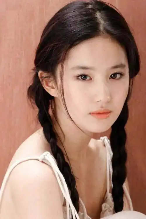 "中年美妇"刘亦菲:15岁出道即巅峰,被干爹抛弃事业名声全毁