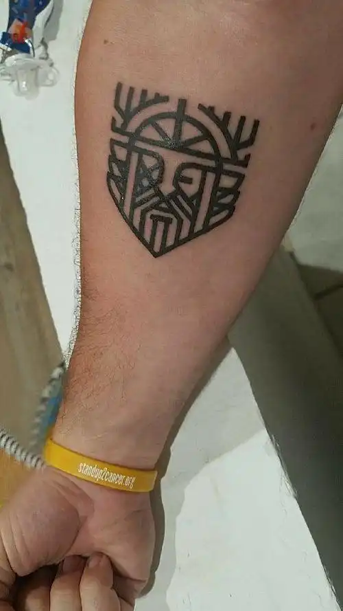 纹身小臂花纹男生手臂上简约的线条纹身图片