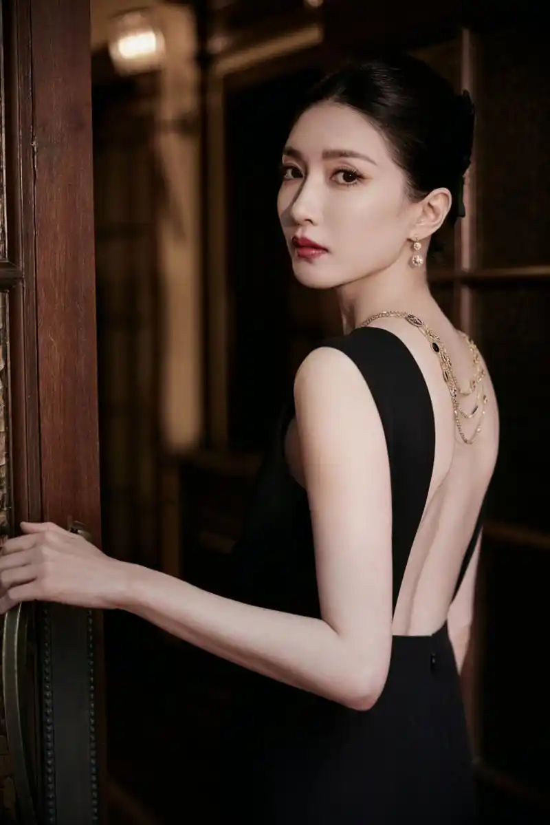 江疏影# 一袭白色深v连衣裙,肤白貌美的容颜,高贵冷艳的气质,婀娜