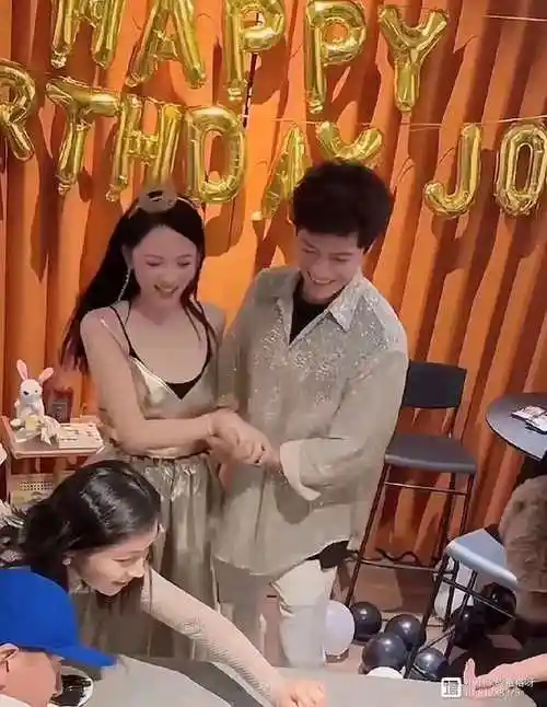 陈乔恩45岁生日身穿吊带裙冲上热搜网友好酸我二十岁都没像她这样