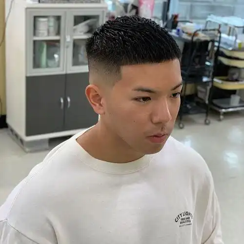 碎寸头同样是比较短的一种发型,但头顶会剪成碎发的效果,会很自然.