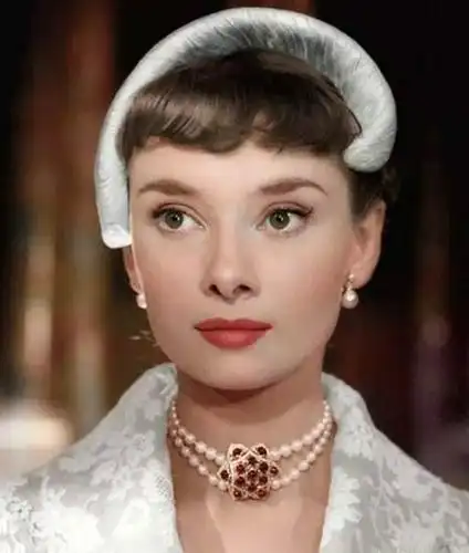 提到珠宝,不得不提的是赫本的珍珠.