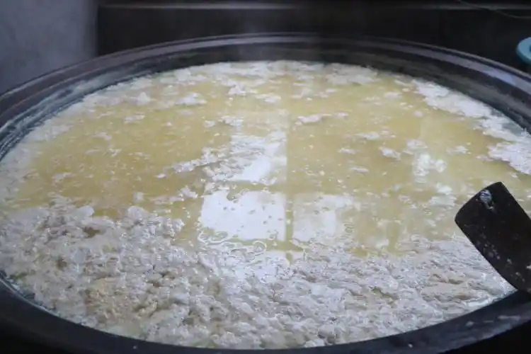 实拍农村做豆腐的全过程,炖3小时豆腐都不会烂,老式做法就是好_盐卤