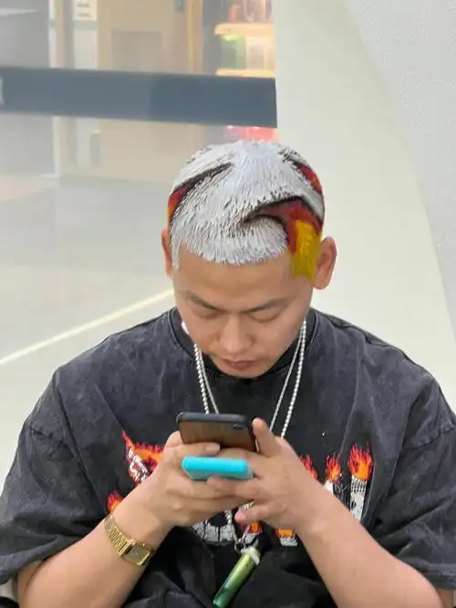 街头感满满的寸头染发