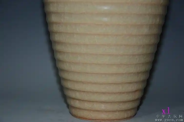 宋越窑开片弦纹梅瓶