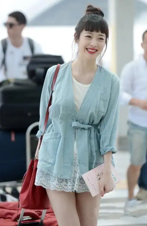 前f(x)成员崔雪莉,齐刘海丸子头可爱亮相,蕾丝连衣短裙搭配系带开衫