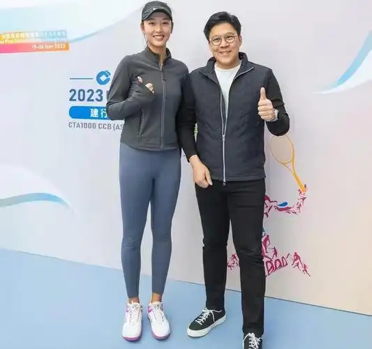 该美女网球选手不仅颜值,身材出众,而且身高亦是十分优越,与霍启刚