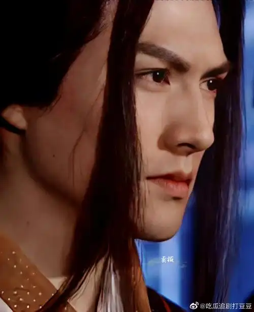 严屹宽白发#严屹宽白发古装造型来了,这侧颜好帅气呀!