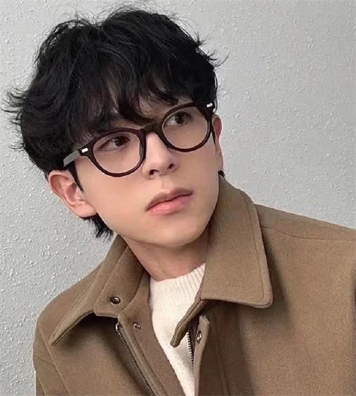 三七分侧分刘海搭配的羊毛卷发型,年轻男生点名率最高的刘海卷发,文艺