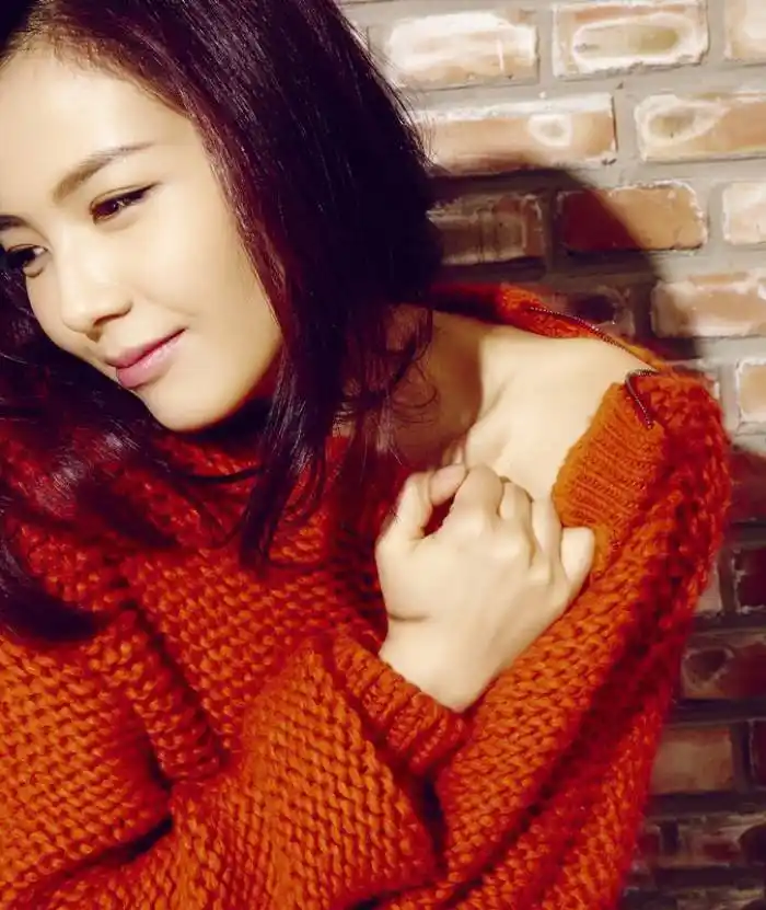 刘涛小时候很容易被欺负,在小学的时候同桌老是欺负她,还在桌子上画