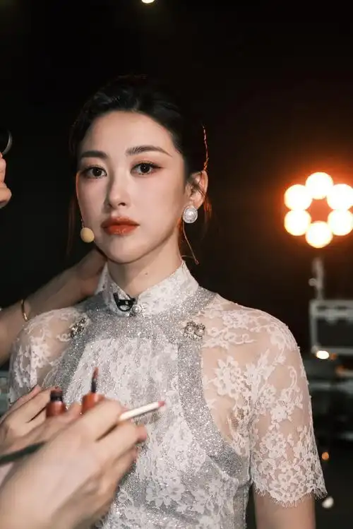 时尚日报##朱珠穿旗袍