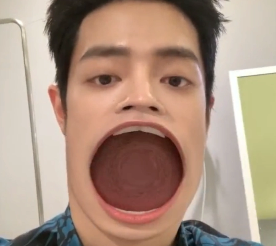 肖战真是扮丑潮人!头上顶个大包也超帅气,新年第一晒萌翻众人