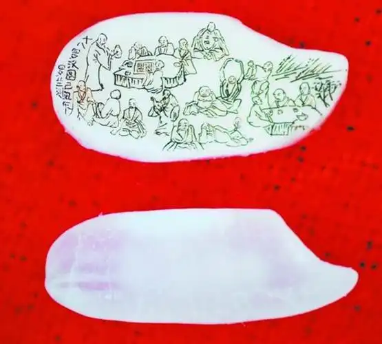 头发上刻连环画显微镜下的微雕艺术