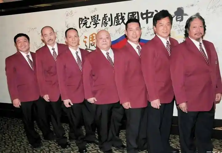 他从小就与于占元习武,与元秋,成龙,洪金宝是师兄妹,是"七小福"的成员