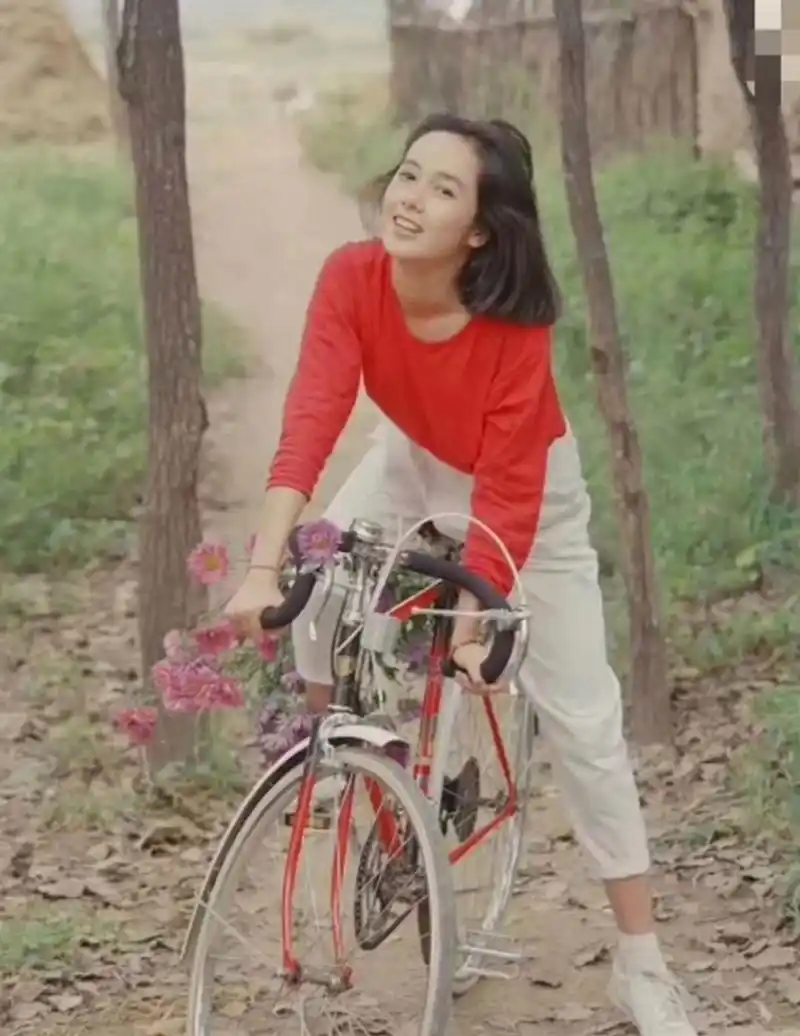 蒋雯丽年轻时相当清秀,很难想象到她在《霸王别姬》里能演出悲情女人