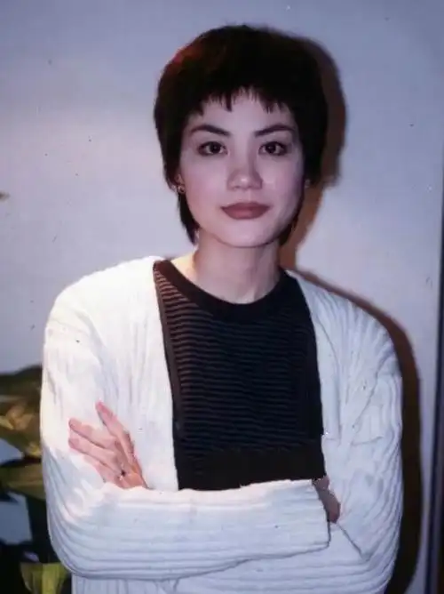 年轻时的王菲俏皮可爱还是实打实的时尚精噢